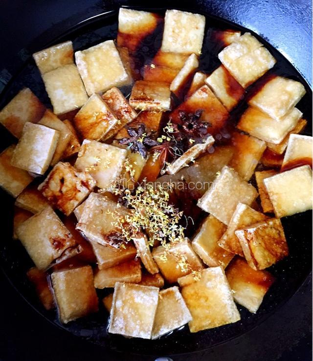锅内留少许油，把煎好的豆干倒入其中，加适量清水，冰糖，八角，桂花干，少许盐，老抽，鸡精，一起煮开后，调小火慢煮半小时。