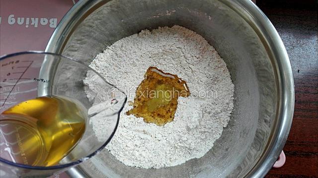 加入植物油拌匀
