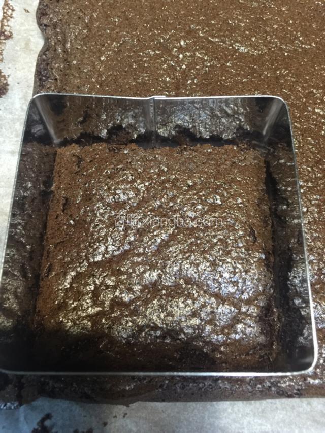 烤好蛋糕 像这样压出模型 〈蛋糕烤法参照我前面的双色蛋糕菜谱 全部做成可可味就好〉