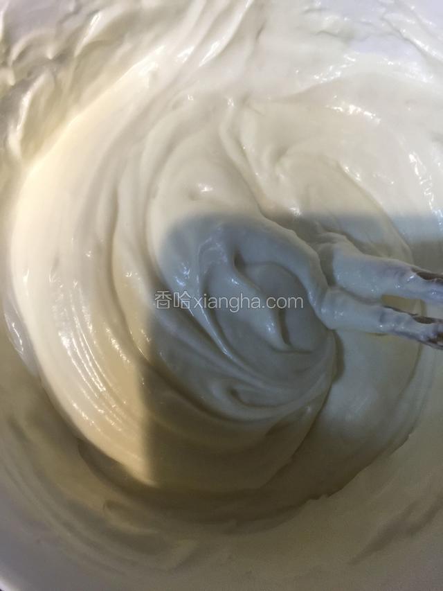 吉利丁片 两片用水泡软捞出 放容器里隔水加热至完全融化 ，马斯卡彭奶酪顺时针搅拌均匀 再加入几滴香草液提香后加入融化的吉利丁液待用