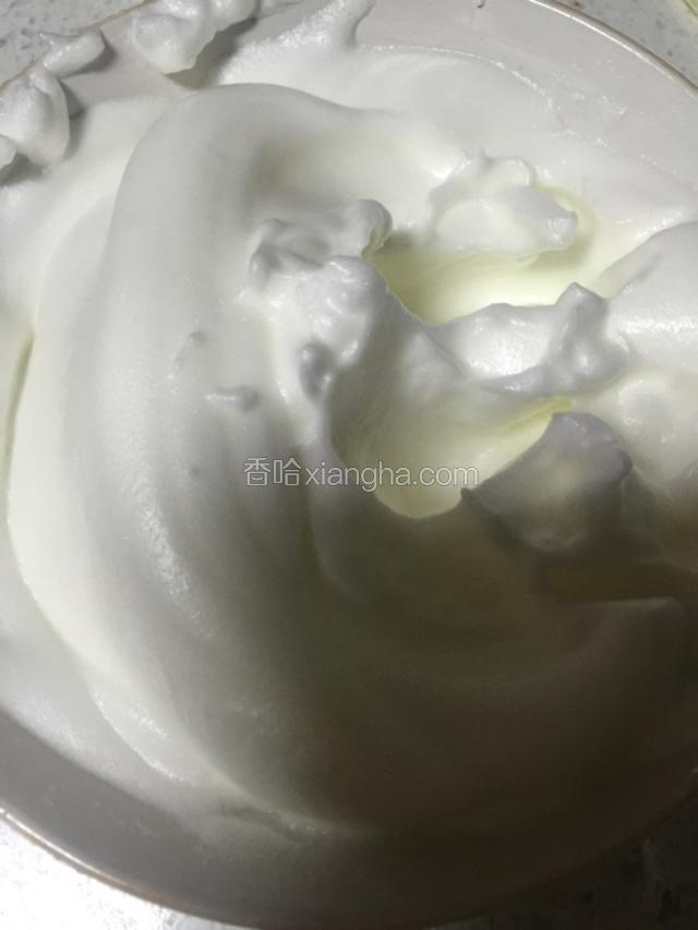 鸡蛋清 两个放入无油无水容器里用电动打蛋器打至分钟加入10克糖继续打一会儿再加入剩余10克糖 打至提起有弯钩待用
