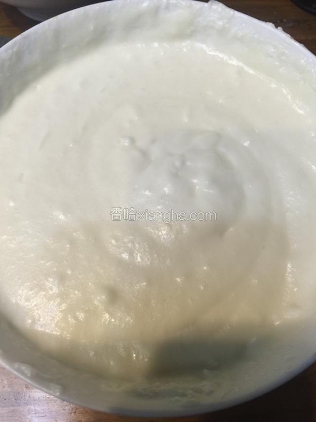 把刚才拌好的蛋清加三分之一到马斯卡彭里拌匀 再把其余都混合待用 