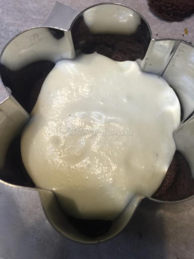 放上一层奶酪糊 把它震匀 尽量不要把模具周围弄脏影响美观依次上面再放一层厚的蛋糕 抹一层奶酪糊 最后一层放上薄的就完成了。