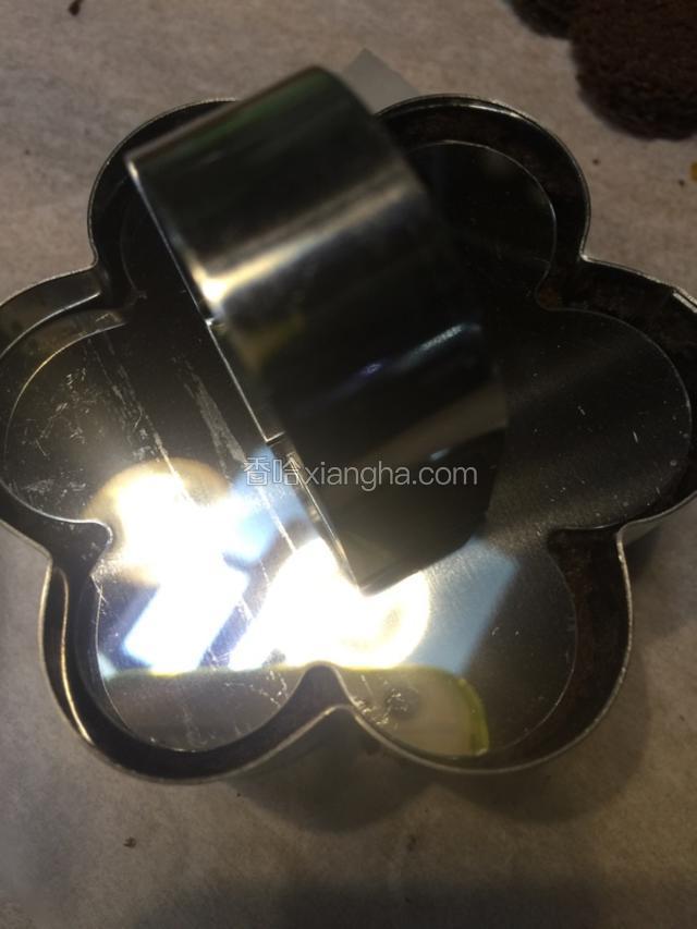 用模具板轻轻压一下定型 就可以放到冰箱冷藏两个小时以上就可以了