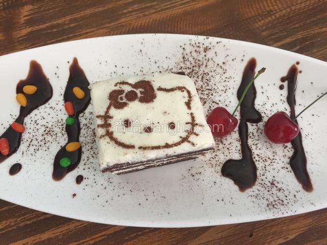 给孩子做的也是上面放kitty猫模具筛入可可粉就好了，再淋上巧克力酱 撒上七彩瓜子仁 装点上樱桃就可以了（是不是很简单呢）