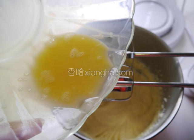 接着将鸡蛋液分3次加入黄油中，每加一次蛋液，要充分搅打均匀之后再继续加入。