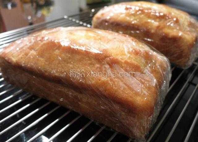 取出蛋糕脱模放置完全冷却后，包上保鲜膜密封保存，第二天食用口感更佳美味。