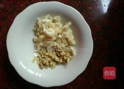 腌豆角青炒腊猪肠的做法图解2