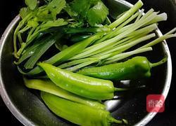 青椒炒凤爪的做法图解1