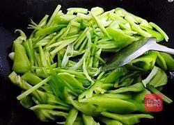 青椒炒凤爪的做法图解5