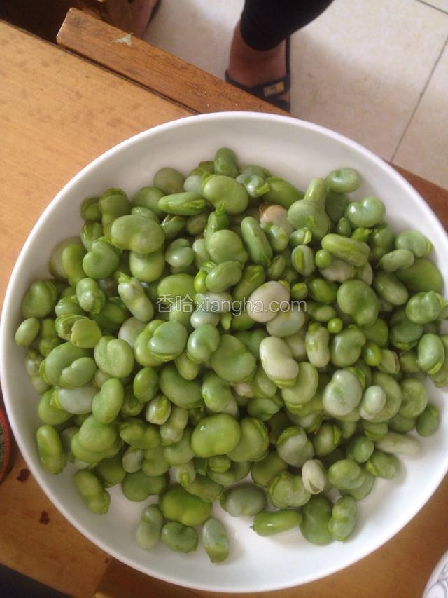 兰花豆去皮洗下冲去上面的浮皮
