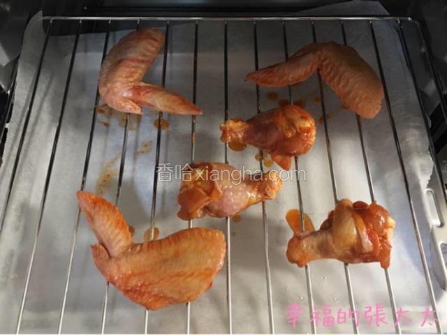 雞翅解凍後並鋪好在燒烤盆上。