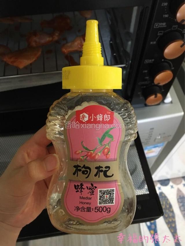 然後把蜂蜜塗在雞翅表面。