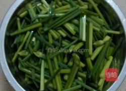 韭菜花炒肉的做法图解1