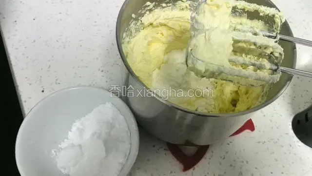 奶油奶酪隔热水融化,用打蛋器低速搅拌均匀，加入糖粉继续低速搅拌，顺滑就可以了