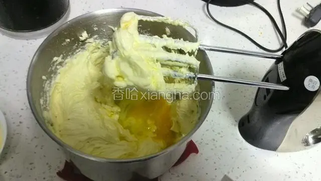 鸡蛋要一个一个加继续低速搅拌均匀