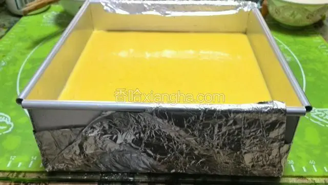 模具底用锡纸包裹好，因为用水烤制