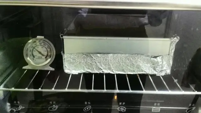 时间到烤好了，但是不要拿出继续在烤箱放30分钟后再拿出冷却