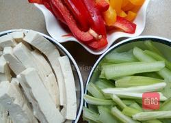 西芹彩椒炒豆腐干的做法图解1