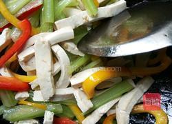 西芹彩椒炒豆腐干的做法图解5