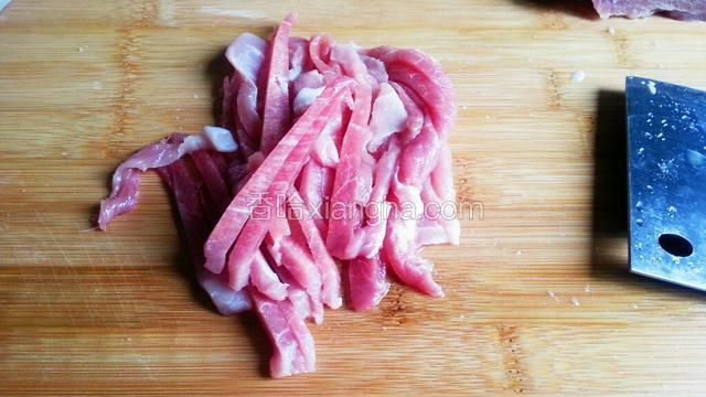 猪肉切成肉丝