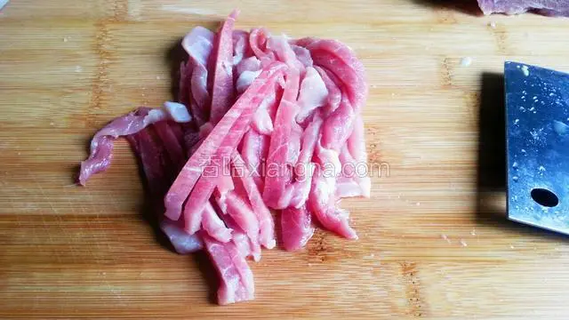 猪肉切成肉丝