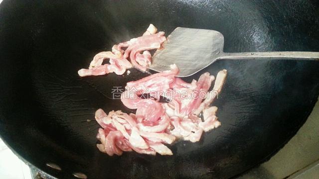 将锅烧热，放入少许油，放入肉丝