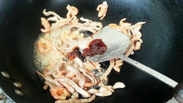 加入盐，料酒和耗油