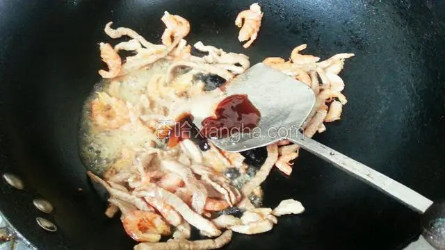 加入盐，料酒和耗油