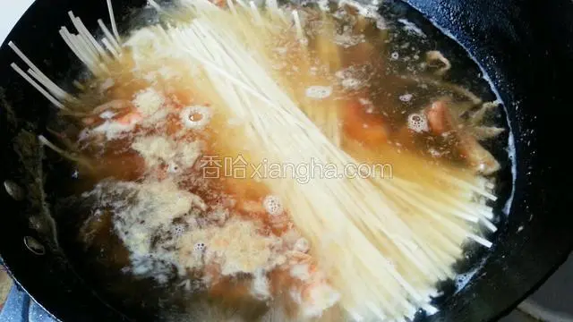 水煮开后，加入适量的挂面（根据人数的数量），用筷子抖动
