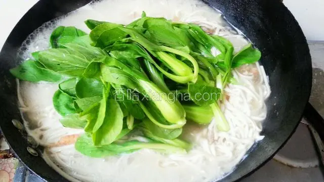然后放入青菜