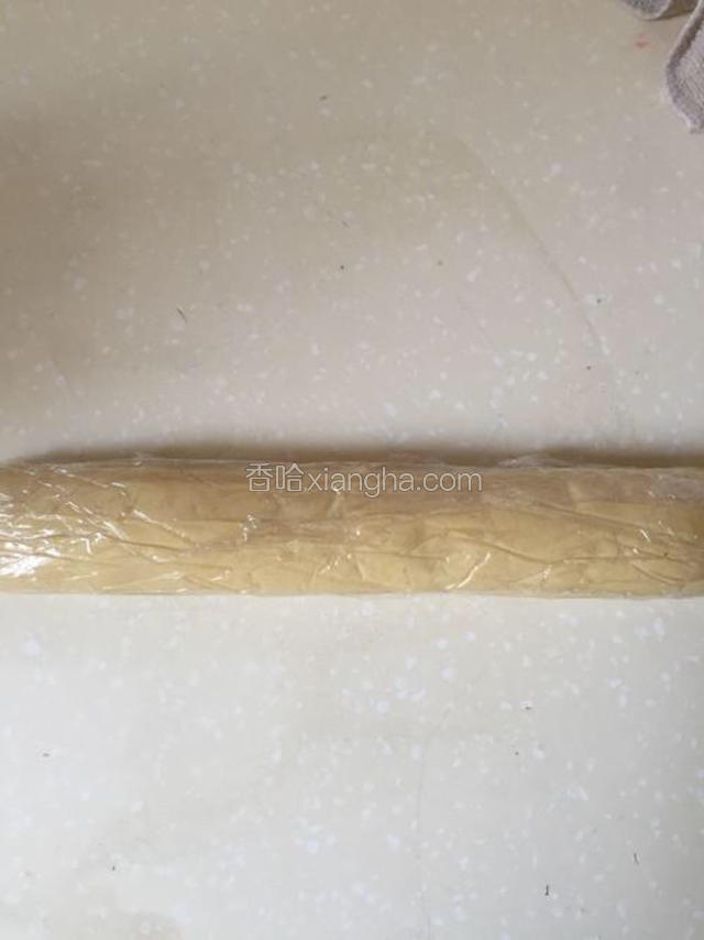 混合好后放在保鲜膜上滚成12厘米长的圆形，冷藏1小时。