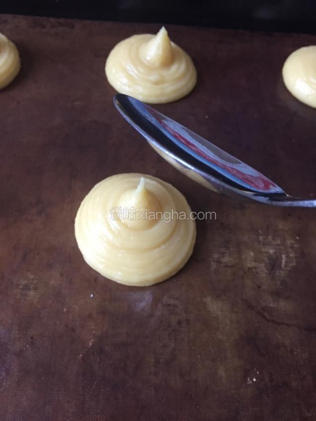 用小勺拍一拍小尖角。烤箱预热210度。