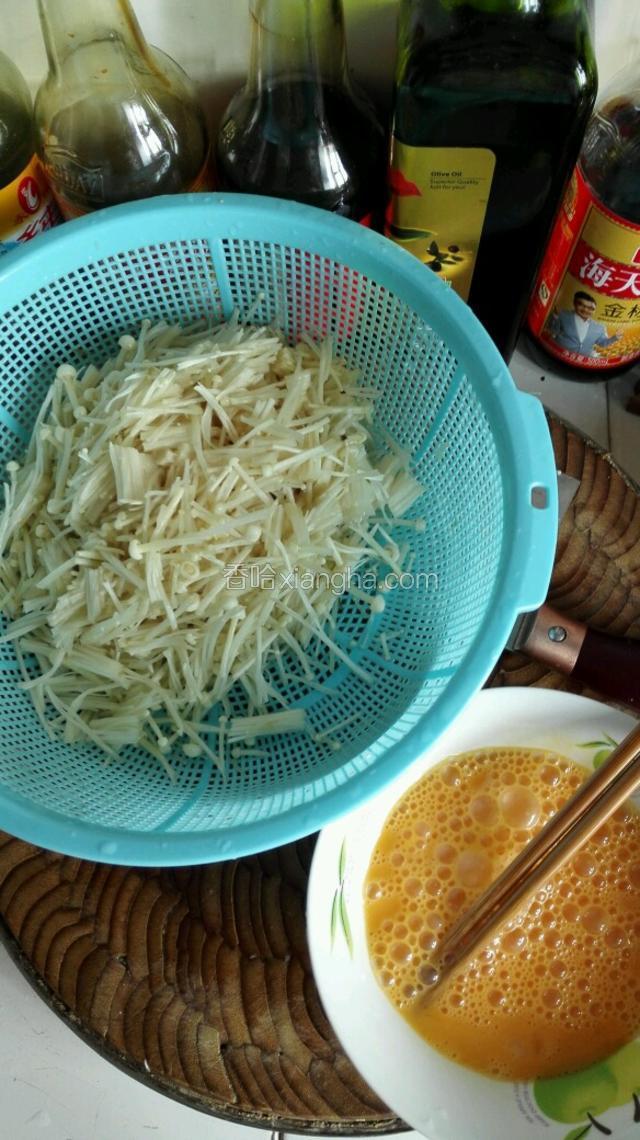 金针菇洗净切小段，鸡蛋打散成鸡蛋液