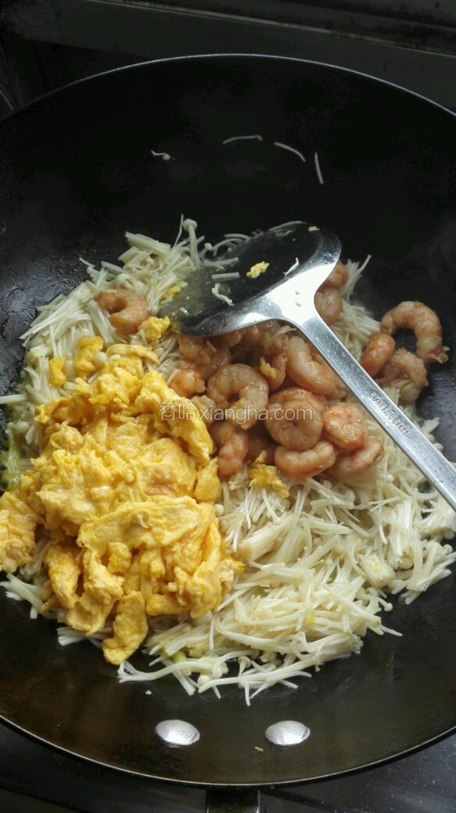 倒入炒好的虾仁和鸡蛋翻炒