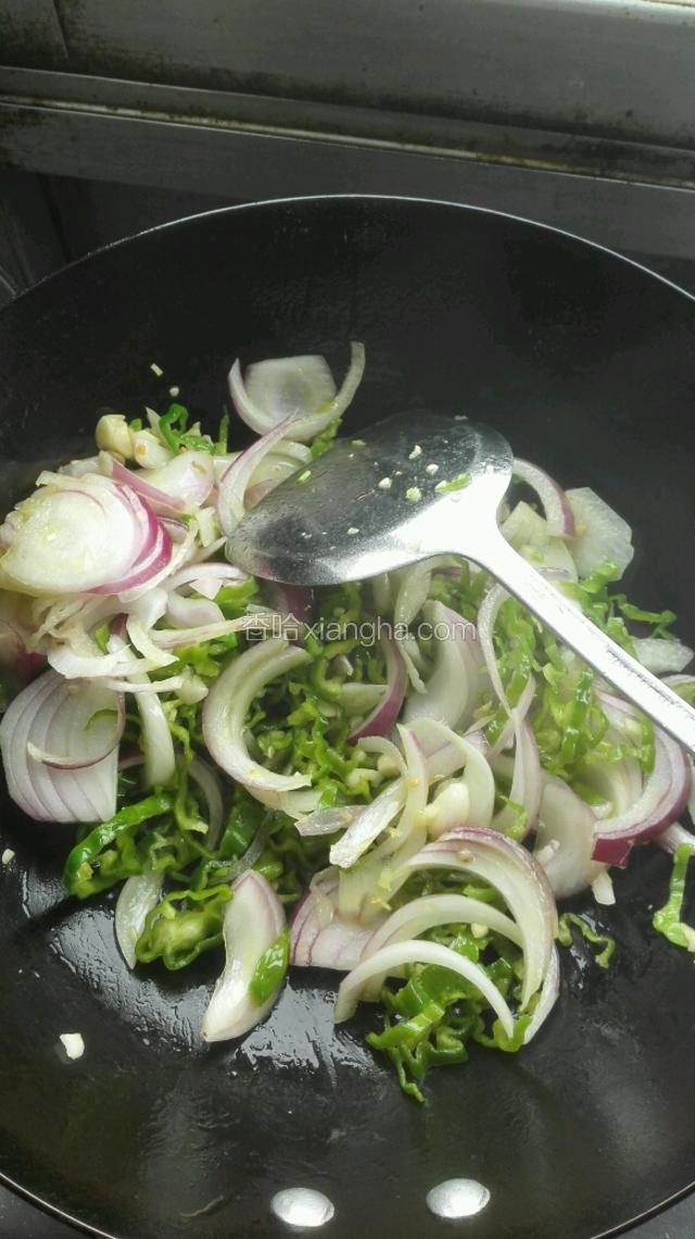 起油锅，将洋葱和青椒煸炒脱生，加盐生抽