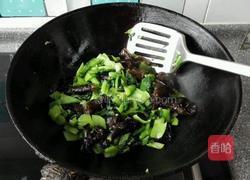 木耳炒小白菜的做法图解5