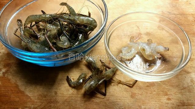 鲜活河虾买来后冷冻五分钟，剥出虾仁，抽去虾线。
