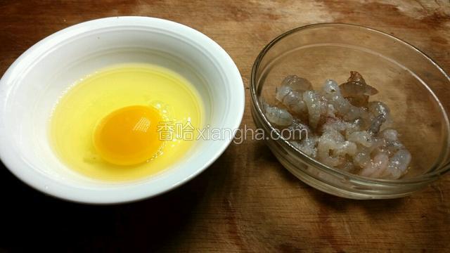 用少许盐和蛋清抓粘，用保鲜膜盖上，冷藏两小时以上。