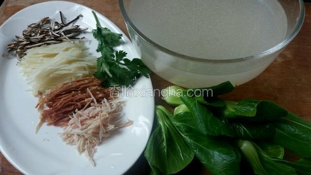 用少许熟鸡胸肉撕些鸡丝，金华火腿、冬笋、香菇皮分别切些细丝，菜芯、香菜叶洗净备用，准备适量的鸡汤。