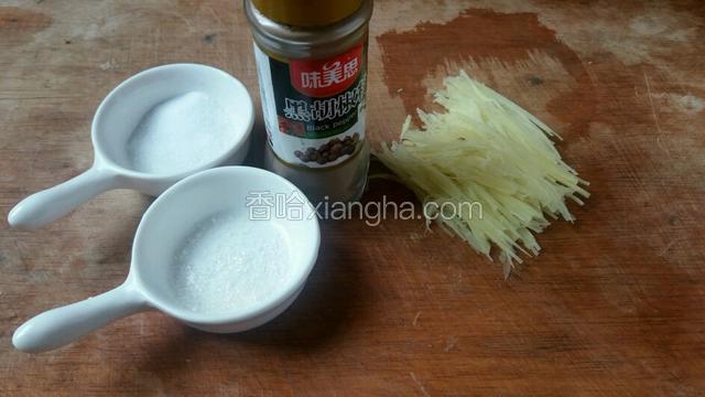 调味比较简单，用盐和少许白糖、胡椒粉，配以细细的姜丝。
