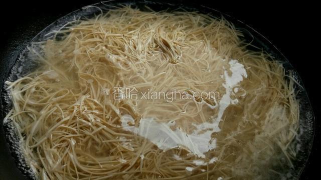 烧一锅开水，加少许盐，将干丝烫2分钟除去豆腥，沥水备用。