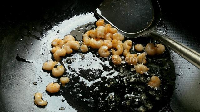 猪油烧六成热，划散虾仁盛出备用。