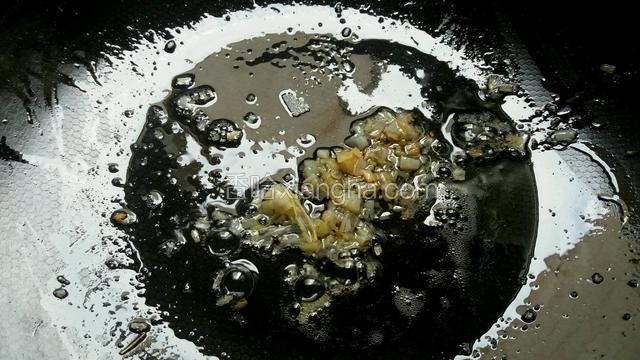原锅留少许猪油爆香葱姜末。