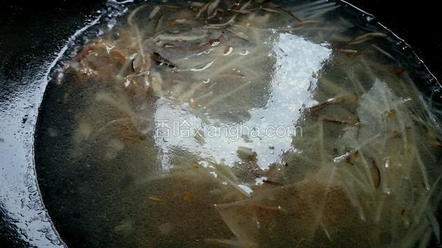 放入鸡汤烧开，煮两分钟。