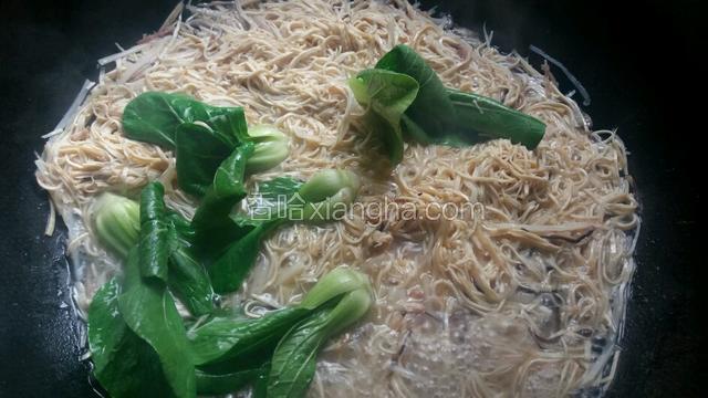 放入菜芯煮至断生关火。