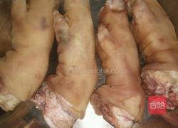 花生炖猪蹄的做法图解1