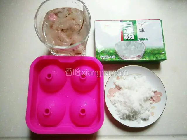 准备材料和模具，樱花用冷开水提前一小时泡掉咸味。