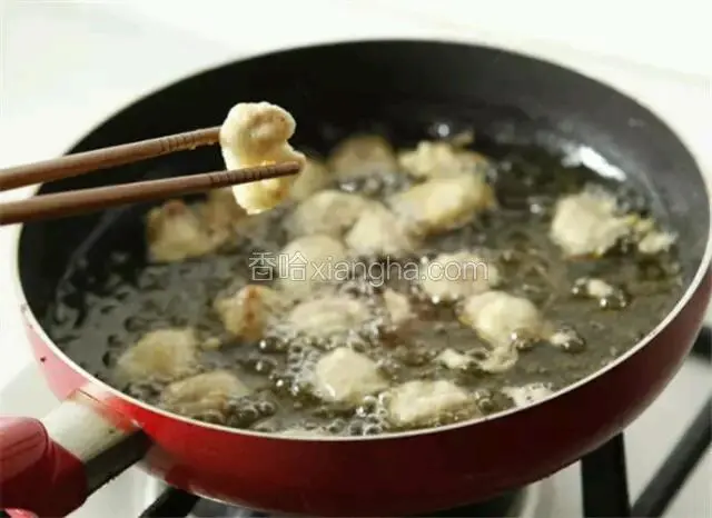 锅里倒入适量的油，烧制5成热时，下入肉块炸至金黄，炸好后捞出，再大火烧热油，倒入肉块再炸一遍，只炸一遍也可以
