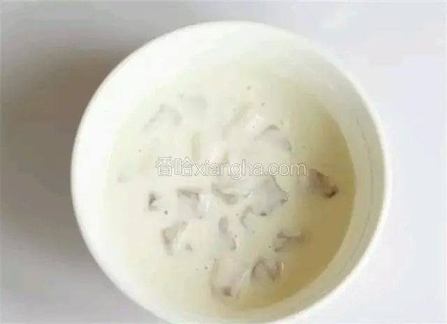 五花肉洗净，切成约两立方厘米左右的小块，放入盐，鸡蛋，料酒，腌制15分钟，腌好的肉挂鸡蛋液，淀粉